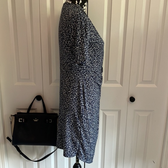 Banana Republic short sleeved faux wrap dress in blue navy black gray and white - Picture 4 of 15